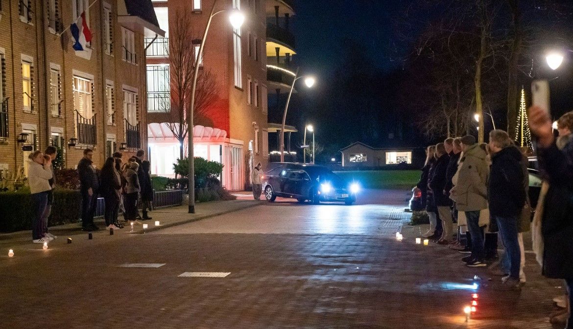 Tijn voor de laatste keer de straat uit
